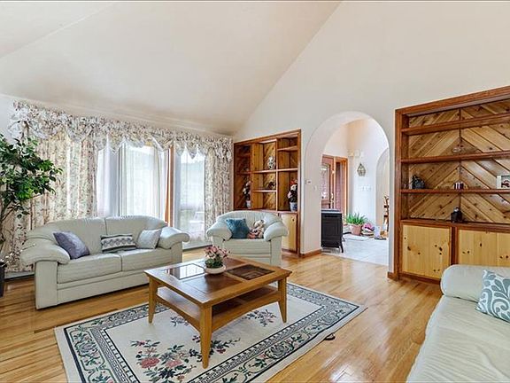Vaulted Living Rm, Built-In Wall Units
