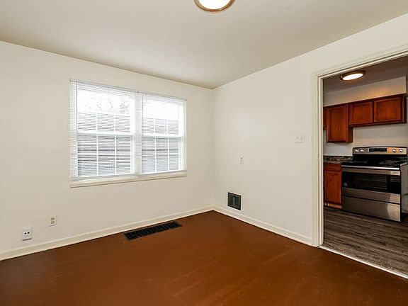 4th image of 1302 Chardon Ct