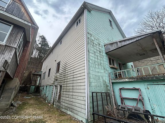 4th image of 216 E Main St