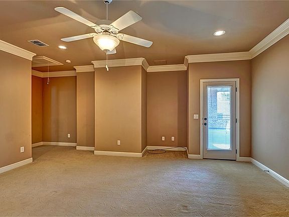 3rd image of 806 Belclaire Cir