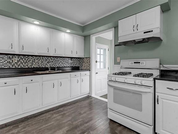 5th image of 32 Elkhurst Dr