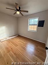 4th image of 606 N Broadway Ave