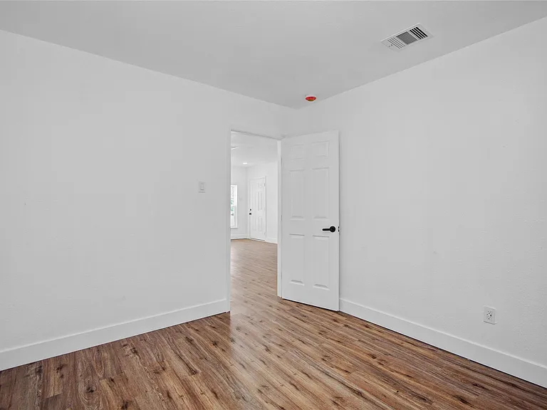 1203 W 6th St — Photo 25