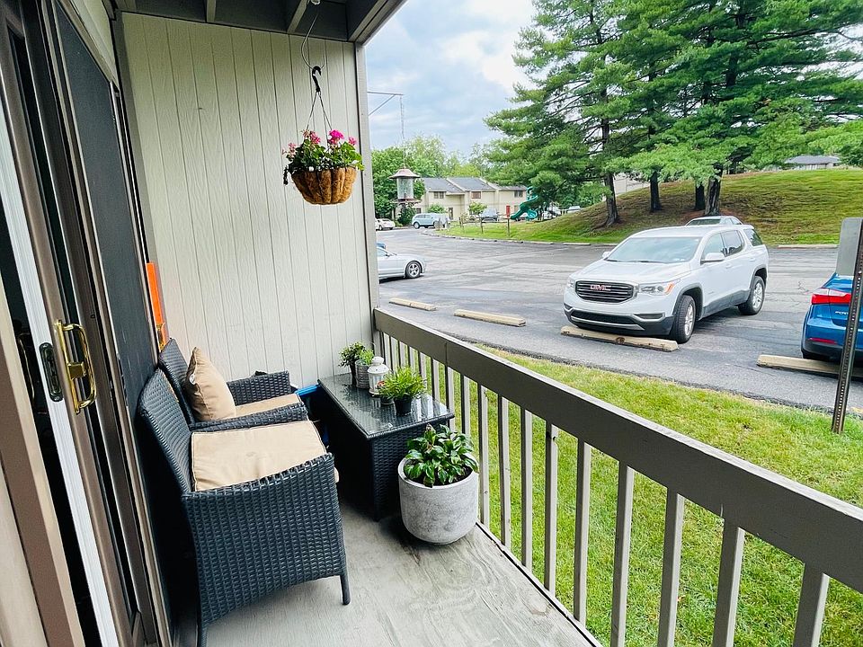Spacious Balcony + park