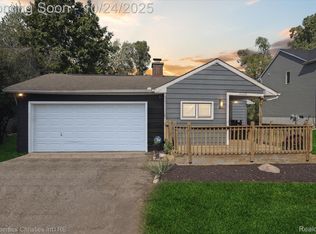 4066 Green Lake Rd, West Bloomfield, MI 48324