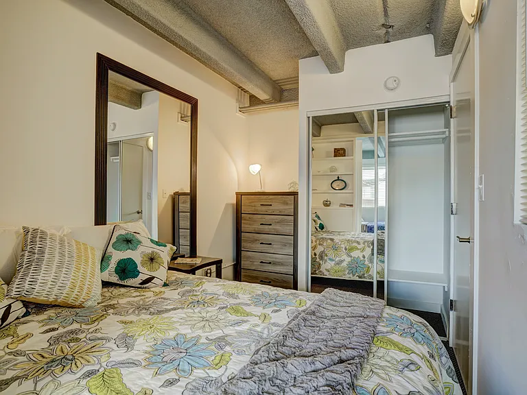 Sterling Boulder Apartments - Student Living — Photo 8