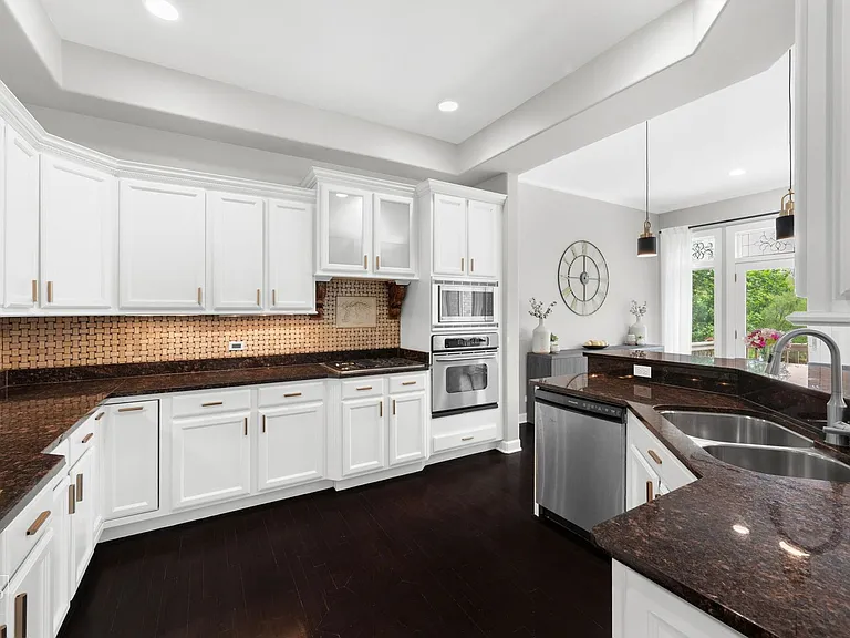 1537 W Rue James Pl — Photo 4