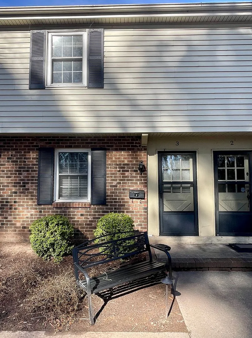 Darling Townhouse in Willow Terrace - ready for you to move in! — Photo 2