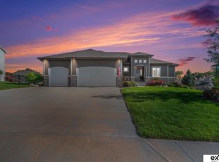 5015 Clearwater Dr, Papillion, NE 68133