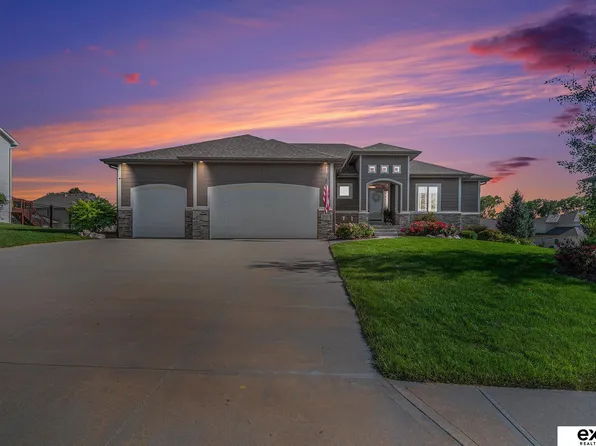 5015 Clearwater Dr, Papillion, NE 68133
