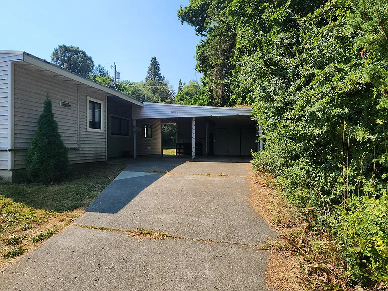 1805 NE Valley Rd — Photo 2