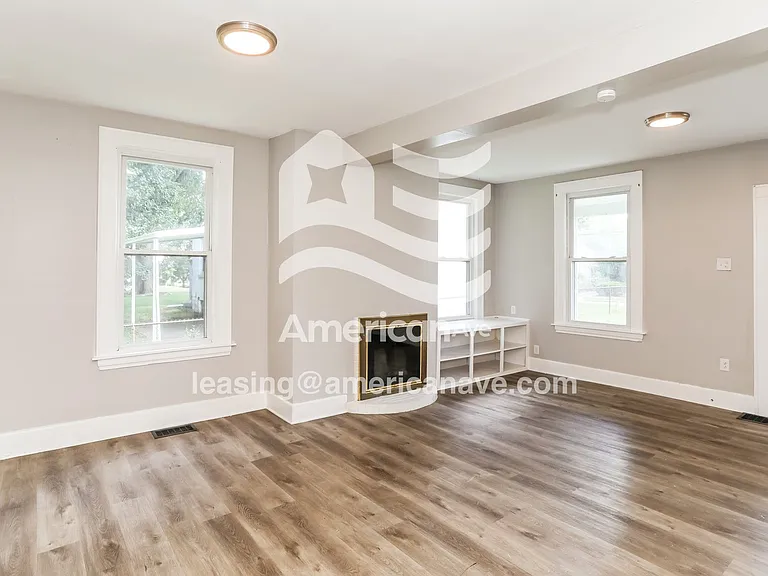 1352246_003_living_room_3.jpg