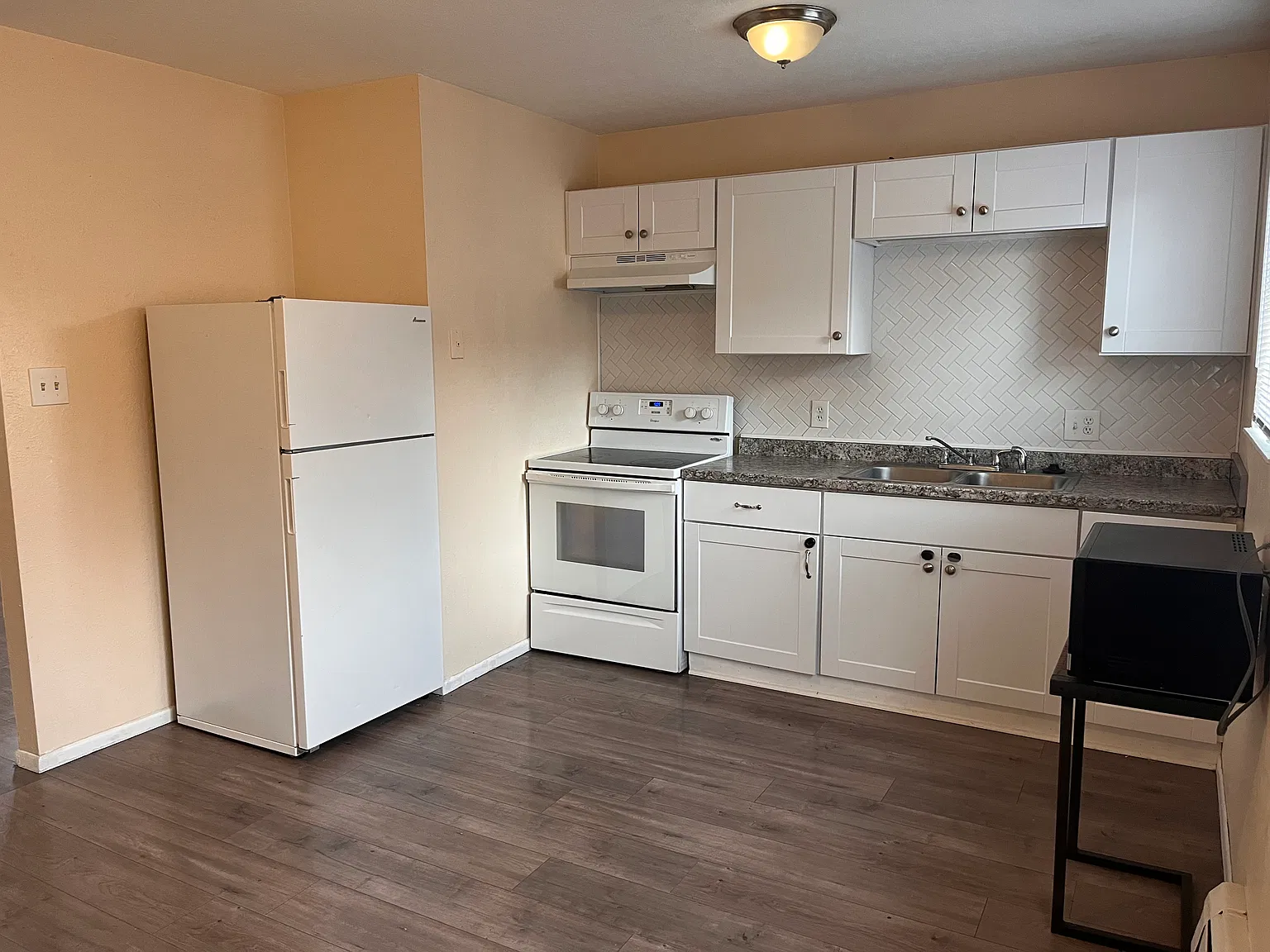 2 bed, 845 sqft, $1,137 — Photo 2