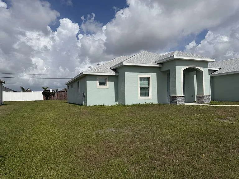 4634 SW Athena Dr — Photo 11