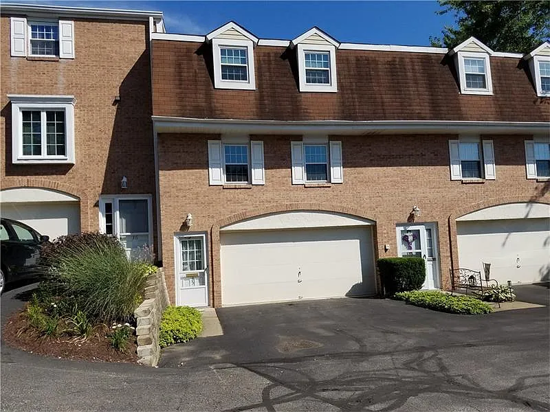 35 Oxford Ct photo 1