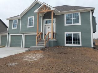 1402 Silhouette Dr, Kearney, MO 64060