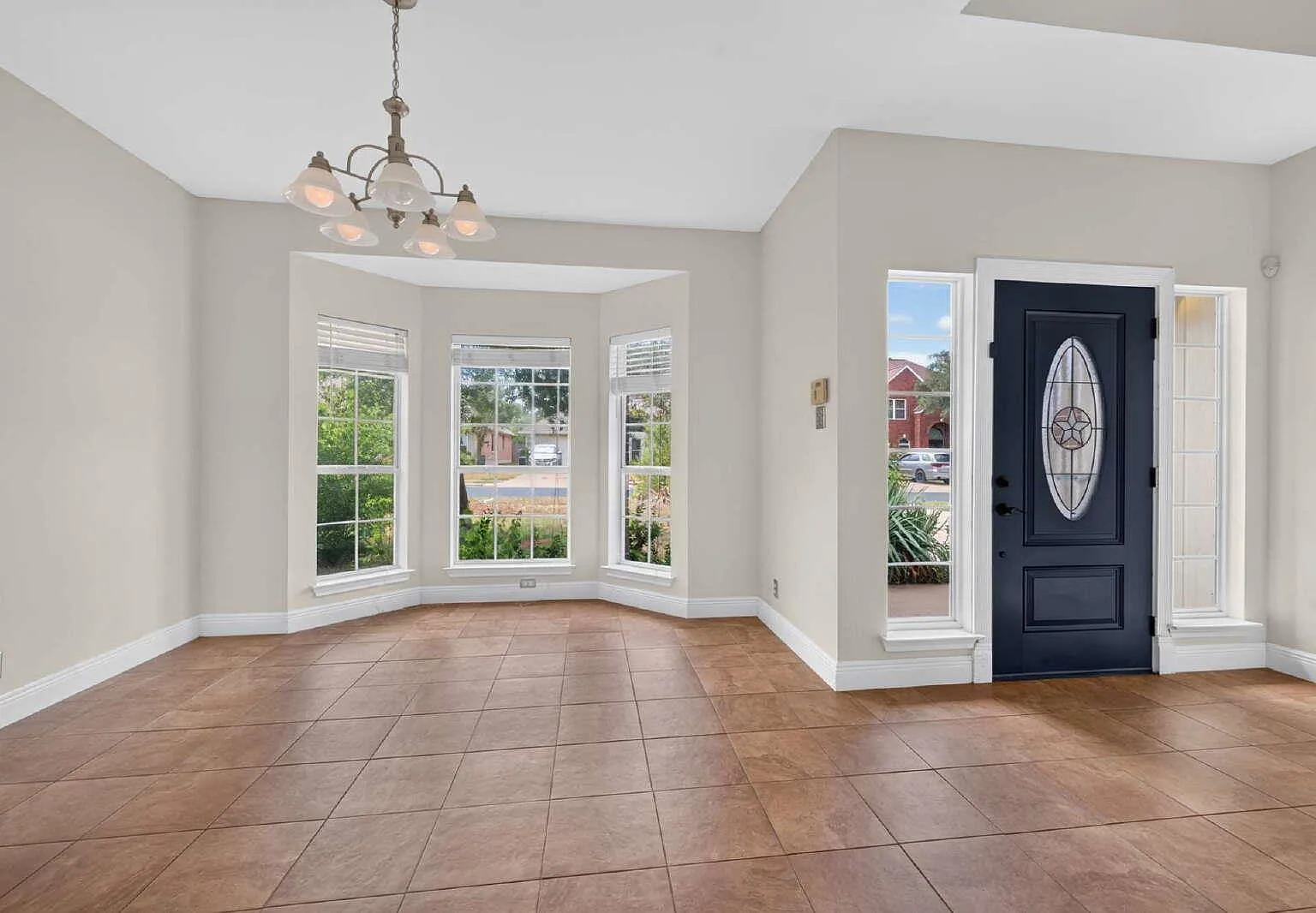4 bed, 2.5 bath, 2732 sqft, $3,300 — Photo 2