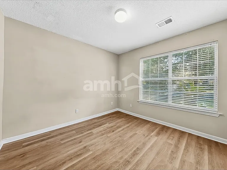 325 Mill Pond Rd — Photo 10