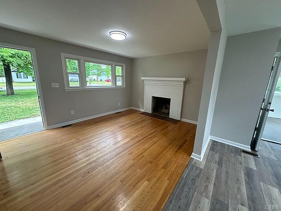 5th image of 221 Laurel Dr