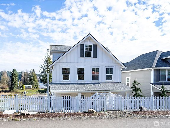 3rd image of 10 E Compass Lane