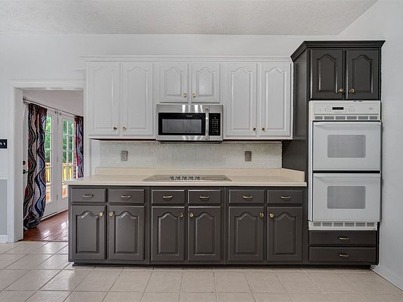 4th image of 50 Silver Leaf Dr