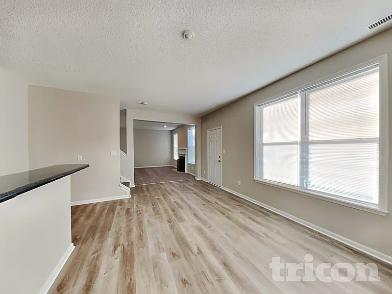 4279 Round Lake Bnd — Photo 4