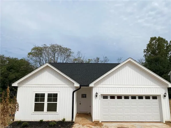 413 E Lee Ave, Yadkinville, NC 27055