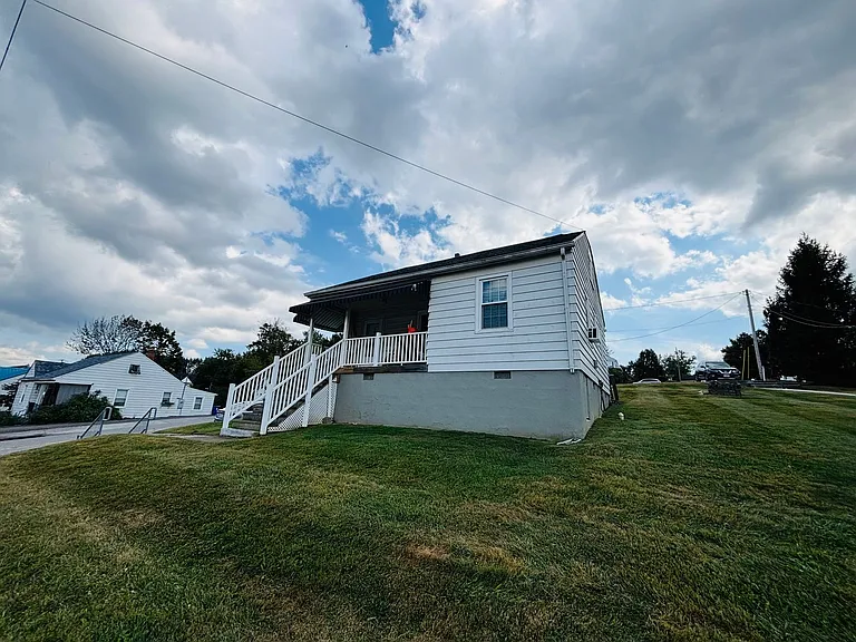 400 Radford St — Photo 2