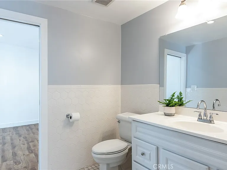 1125 N Heliotrope Dr — Photo 10