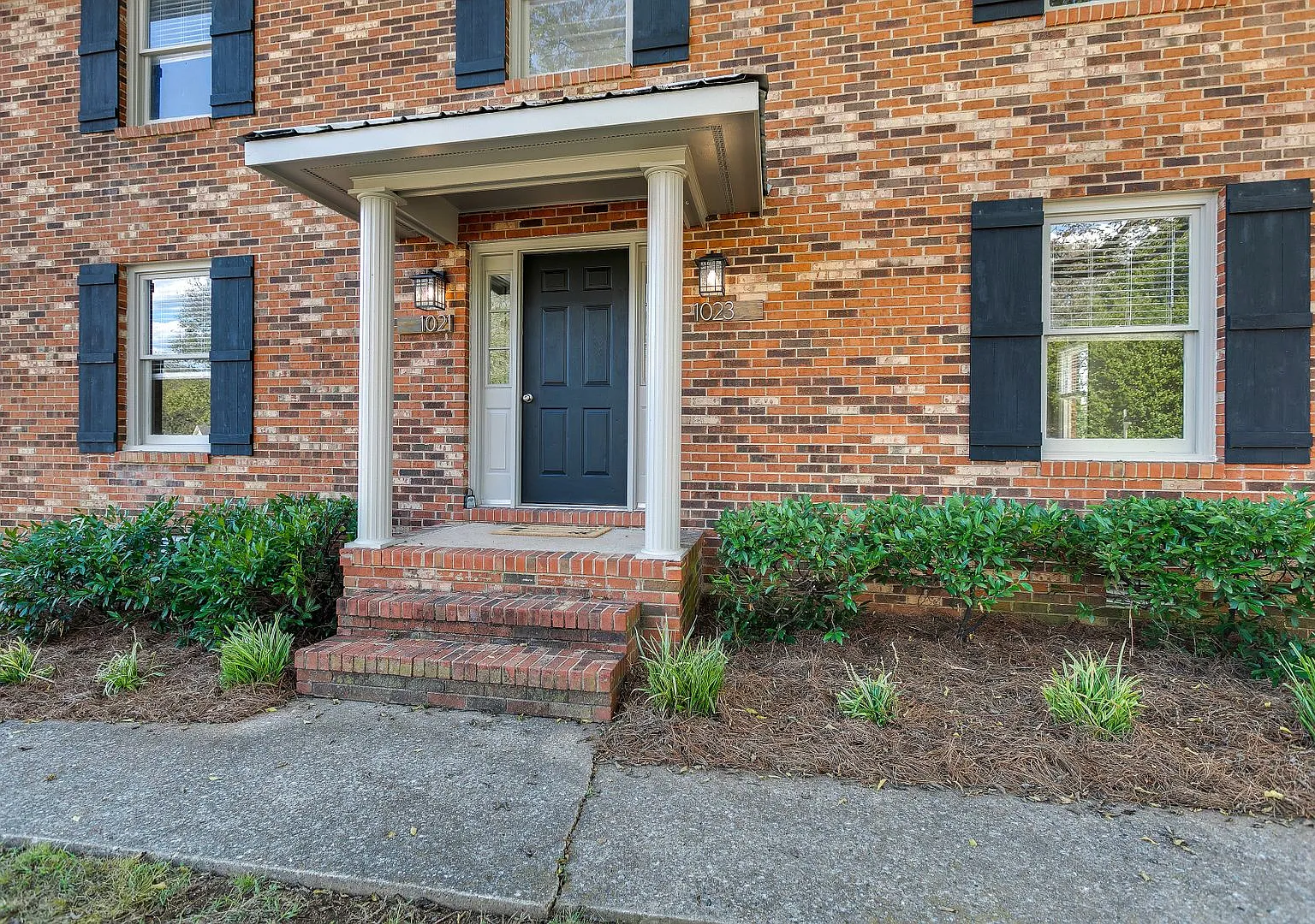 Beautifully Renovated Two Bedroom Duplex Close to Downtown! — Photo 4