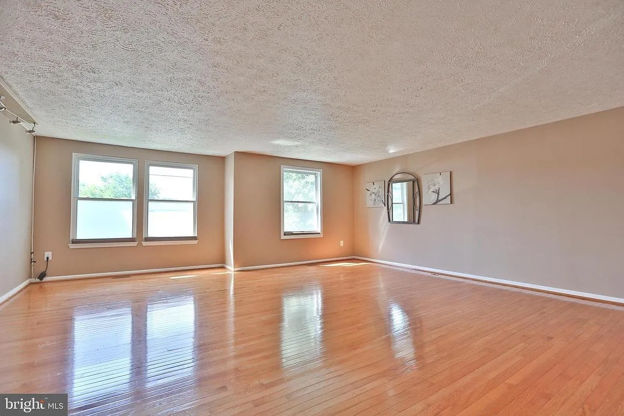 404 Pensacola Dr — Photo 3
