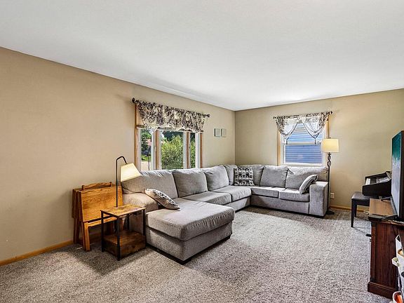 3rd image of 708 Riverview DRIVE