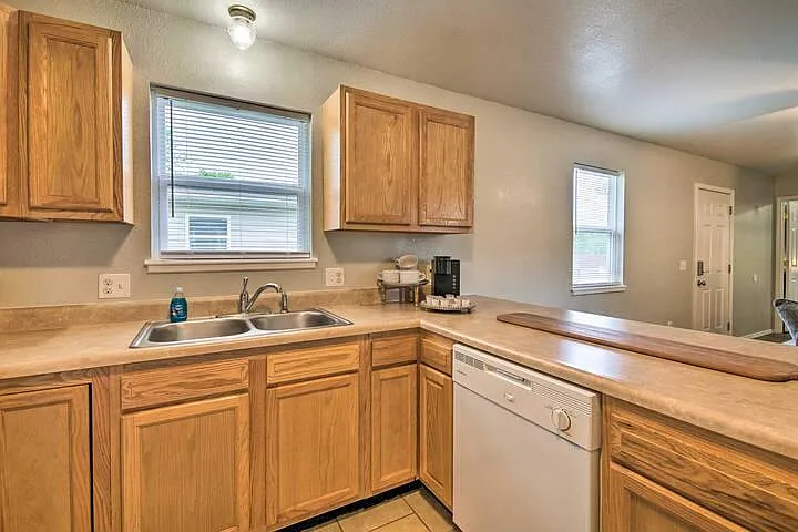 914 Renfrow St — Photo 8