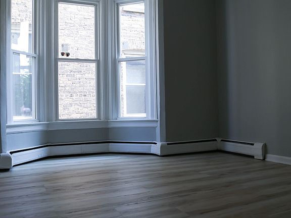4th image of 1652 N Kedvale Ave #1