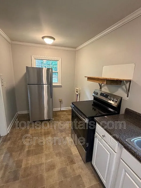3 bed, 1.0 bath, 826 sqft, $1,195 — Photo 2