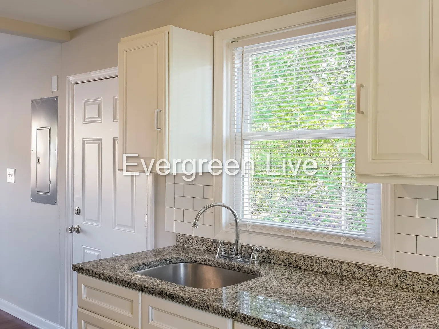 4 bed, 1.5 bath, 1291 sqft, $1,845 — Photo 4
