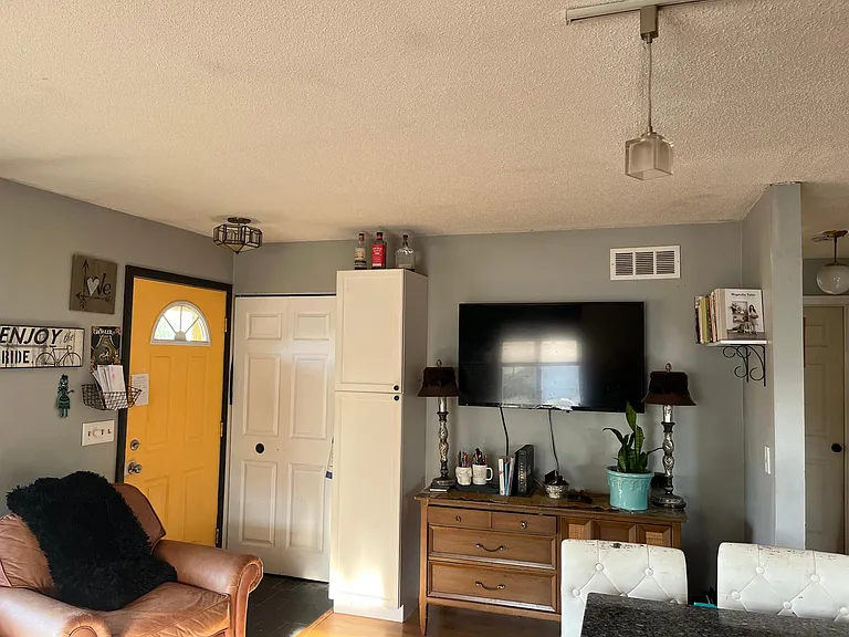 623 Spring St NE — Photo 4