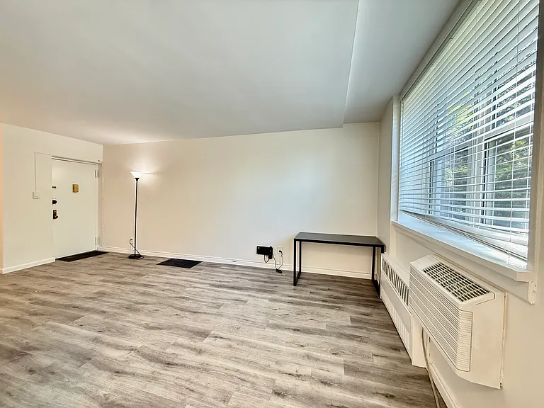 4727 Little Neck Pkwy #L4 — Photo 8