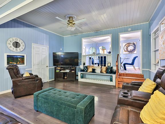 2nd image of 410 Pearl St.