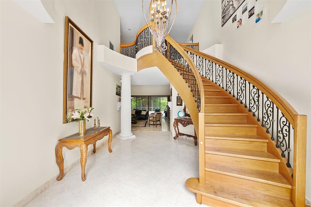 1935 Las Colinas Way