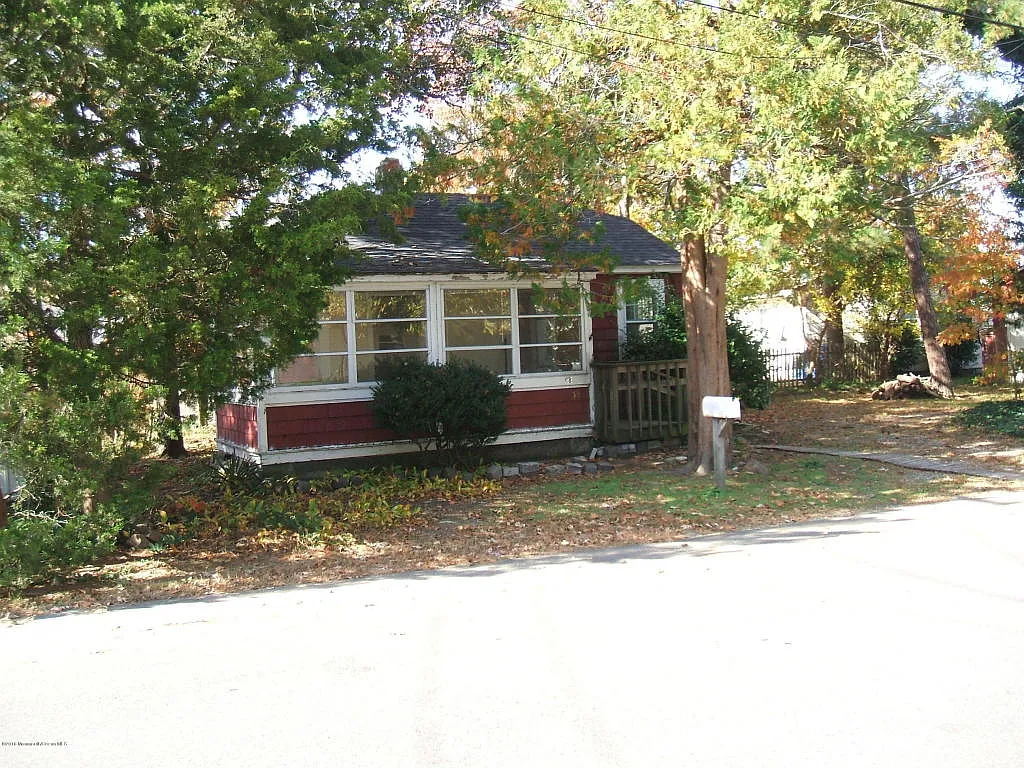 18 1st St photo 1