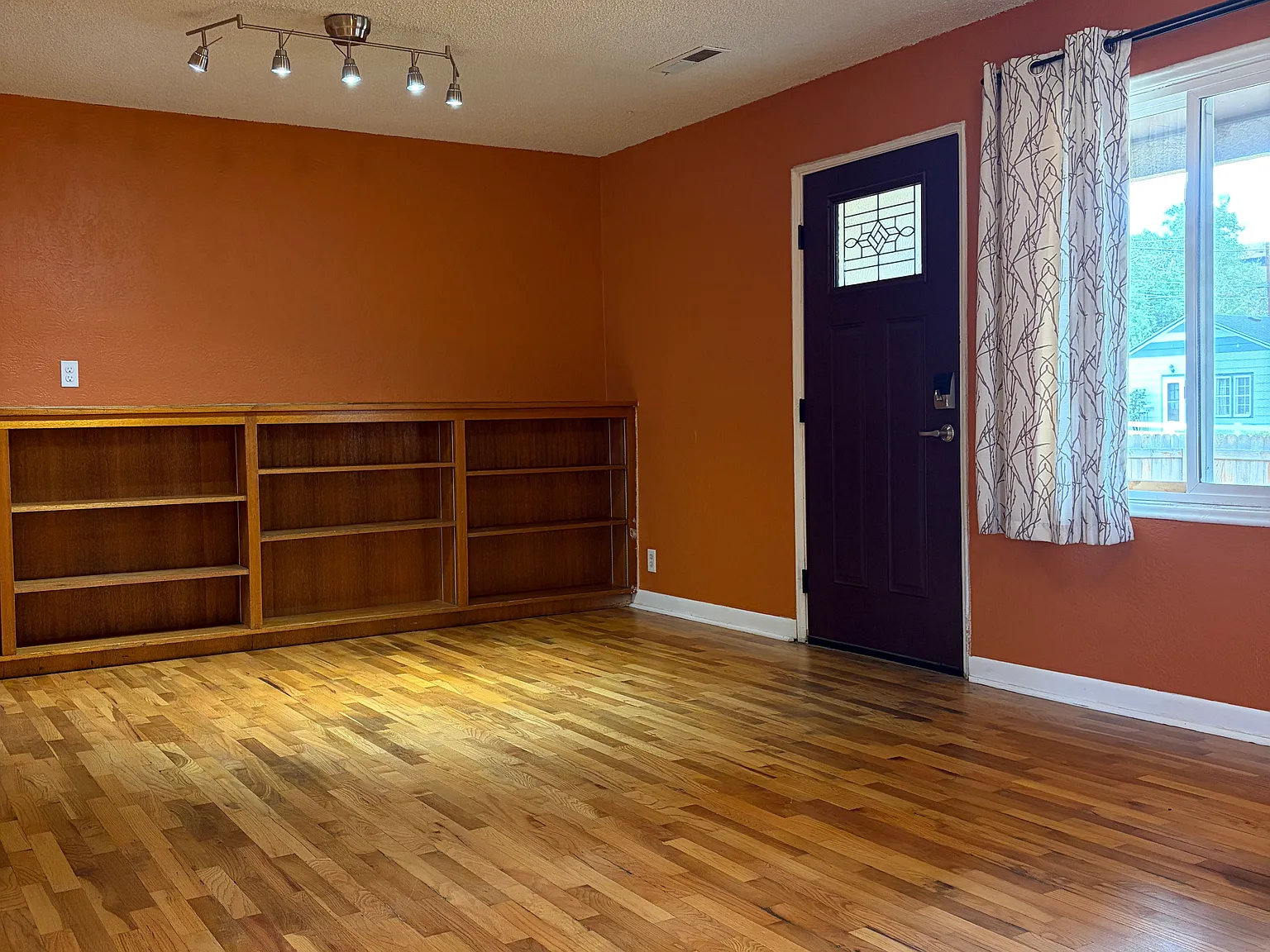 3 bed, 1291 sqft, $2,000 — Photo 3
