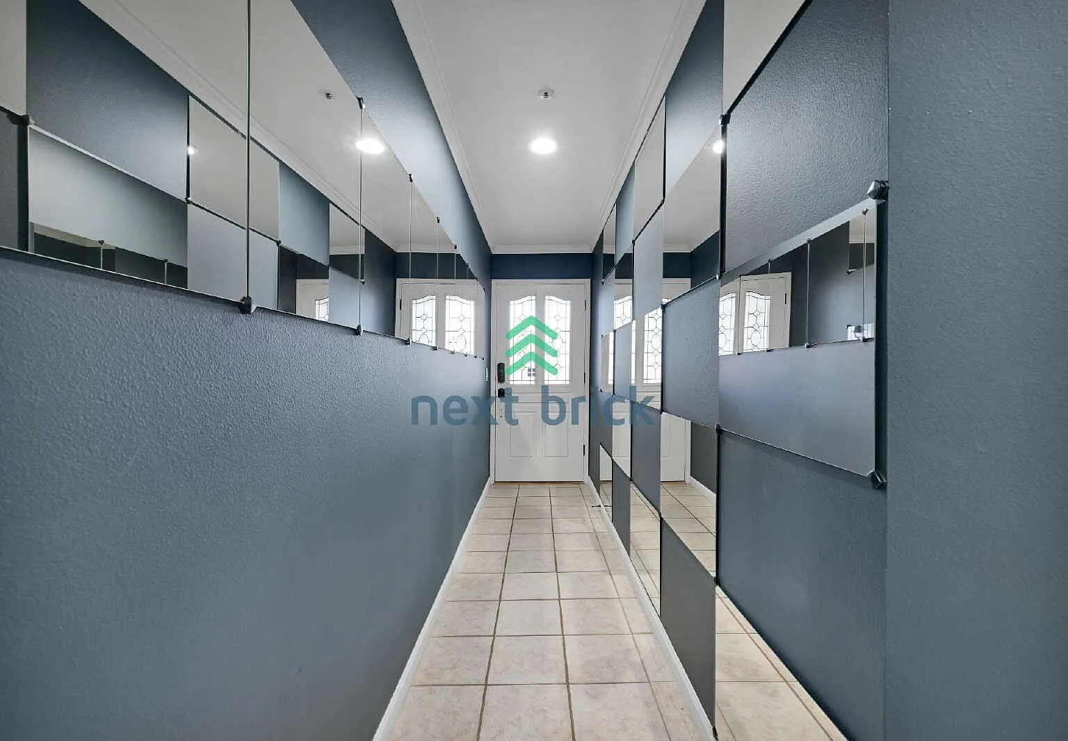 3 Beds & 3 Bath Condo For Rent — Photo 3