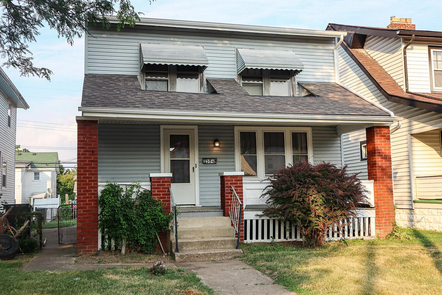 584 S Warren Ave photo 1