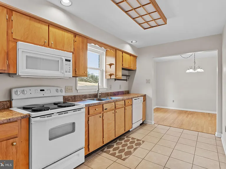 213 Sunset Dr — Photo 8