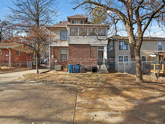 3rd image of 2424 Oakland Ave