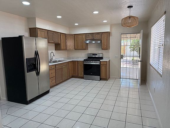 4th image of 857 W Holt Ave