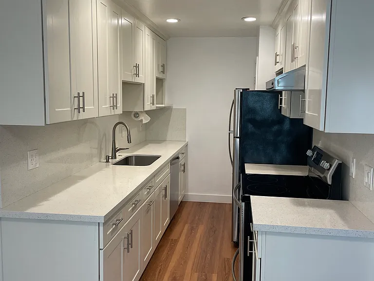 1504 Dolphin Dr — Photo 1