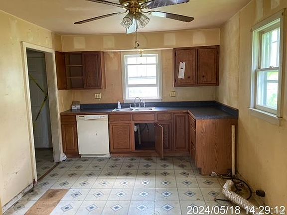4th image of 209 S Washington St