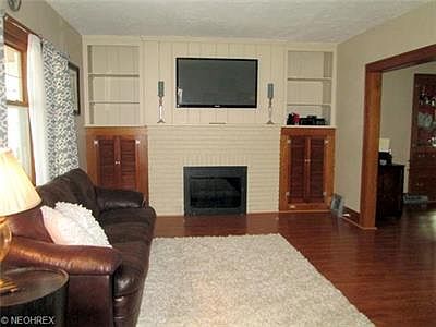 4th image of 2052 Clarence Ave